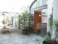 entrance and yard [helter skelter hostel berlin]